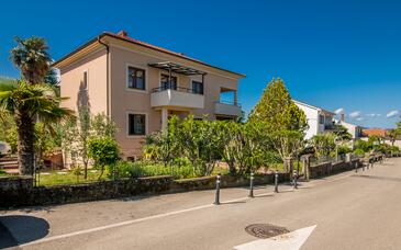 Apartments with terrace Njivice, Kvarner