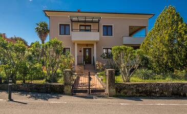 Apartments with terrace Njivice, Kvarner
