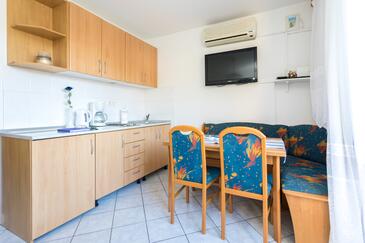 Apartmaji s parkingom Njivice, Krk - 20504