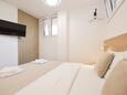 Petrčane, Spavaća soba u smještaju tipa studio-apartment, kućni ljubimci dozvoljeni i WiFi.