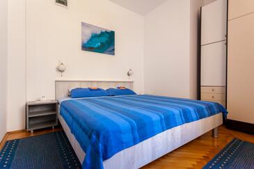 Apartments with parking space Njivice, Krk - 20548