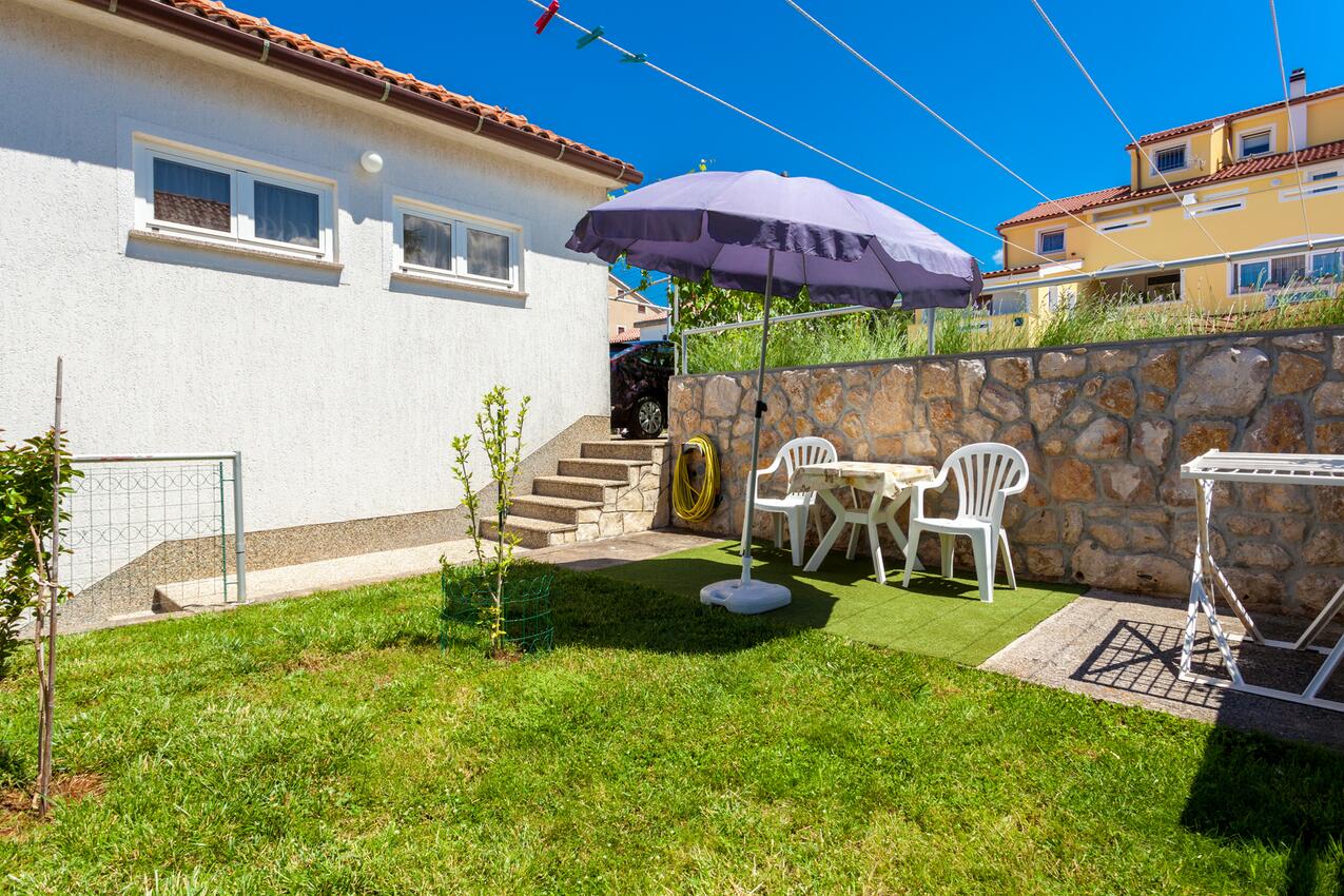 Apartments with parking space Njivice, Krk - 20548