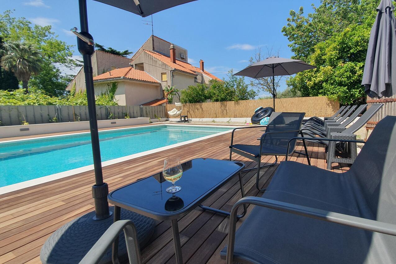 Apartamentos con piscina adecuados para familias con niños Kastel Luksic, Kastela - 20582