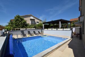 Apartamentos con piscina adecuados para familias con niños Omisalj, Krk - 20617