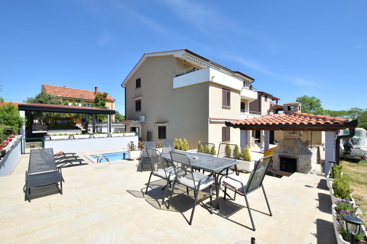 Ferienwohnungen mit Pool für Familien Omisalj, Krk - 20617