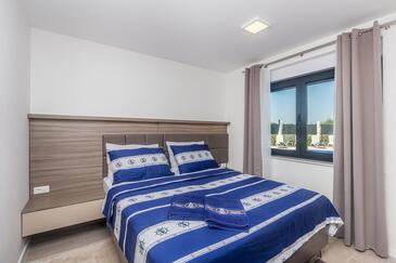 Apartmanok családok részére medencével Vantacici, Krk - 20621