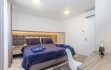 Apartmanok családok részére medencével Vantacici, Krk - 20621