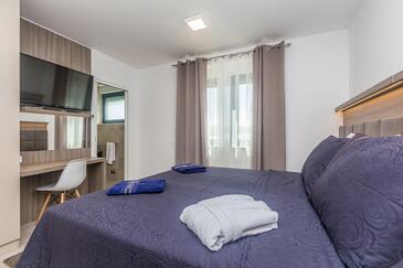 Apartmaji z bazenom za družine z otroci Vantačići, Krk - 20621