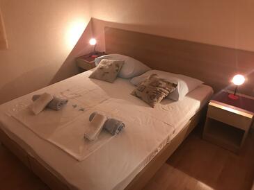 Apartments with parking space Makarska - 20626