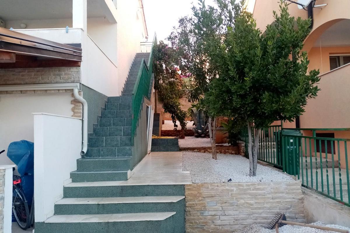 Apartments with parking space Rogoznica - 20671