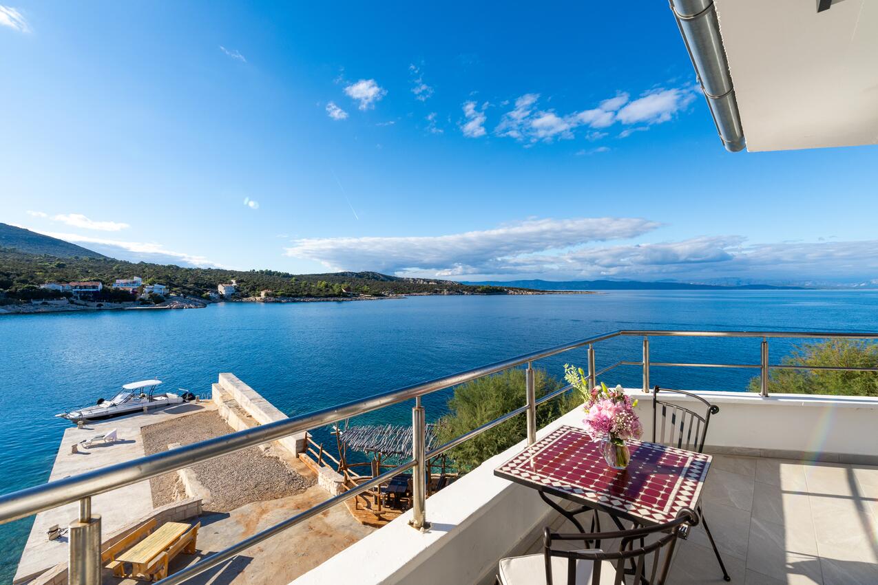 Pokoj Zátoka Pokrivenik (Hvar) (S-2069-h)