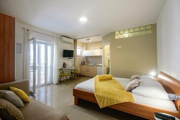 Apartments with parking space Makarska - 20700