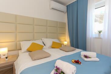 Lejligheder med pool egnet til familier med børn Zaboric, Sibenik - 20728