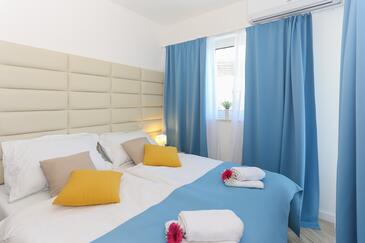 Lejligheder med pool egnet til familier med børn Zaboric, Sibenik - 20728