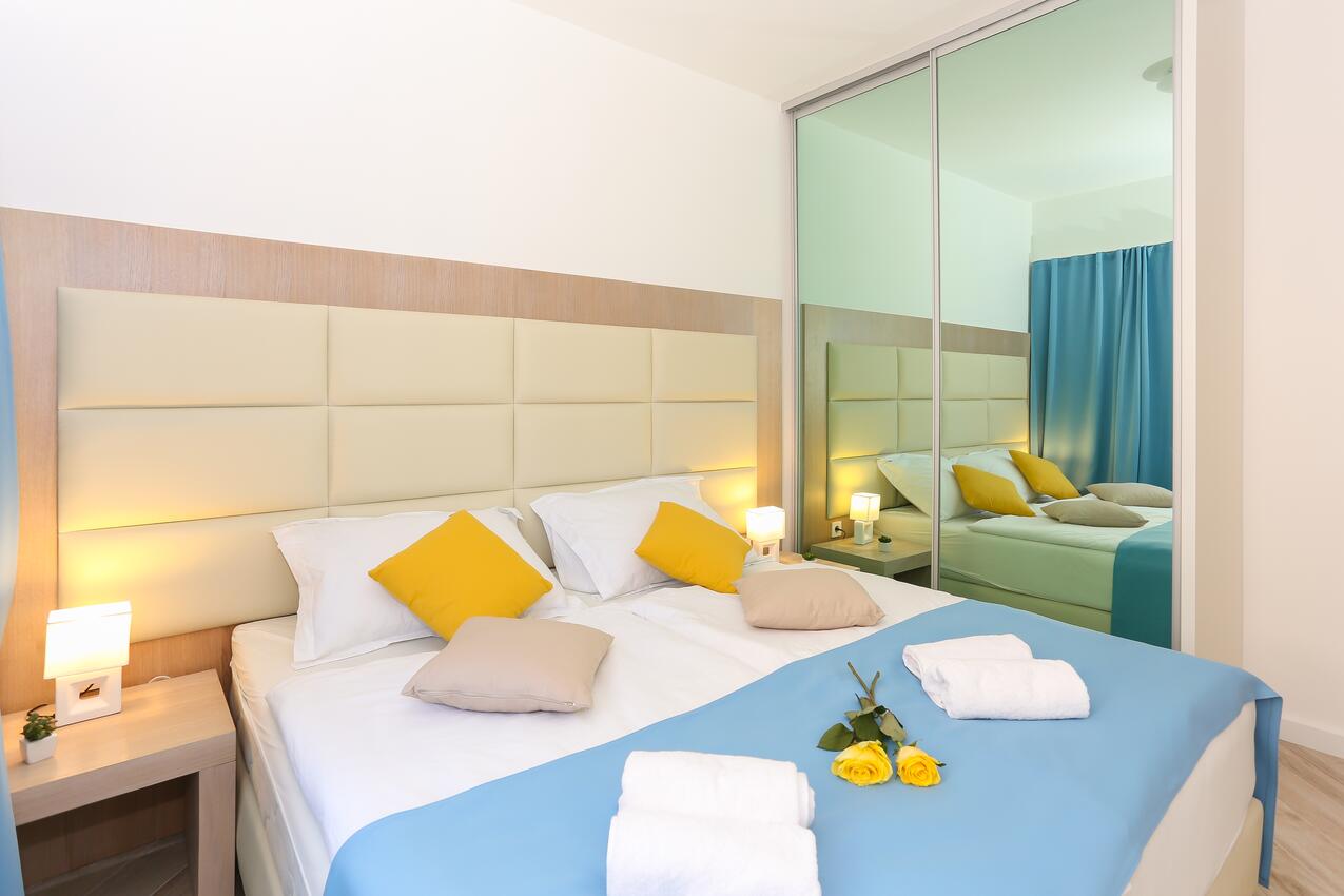 Apartamentos con piscina adecuados para familias con niños Zaboric, Sibenik - 20728