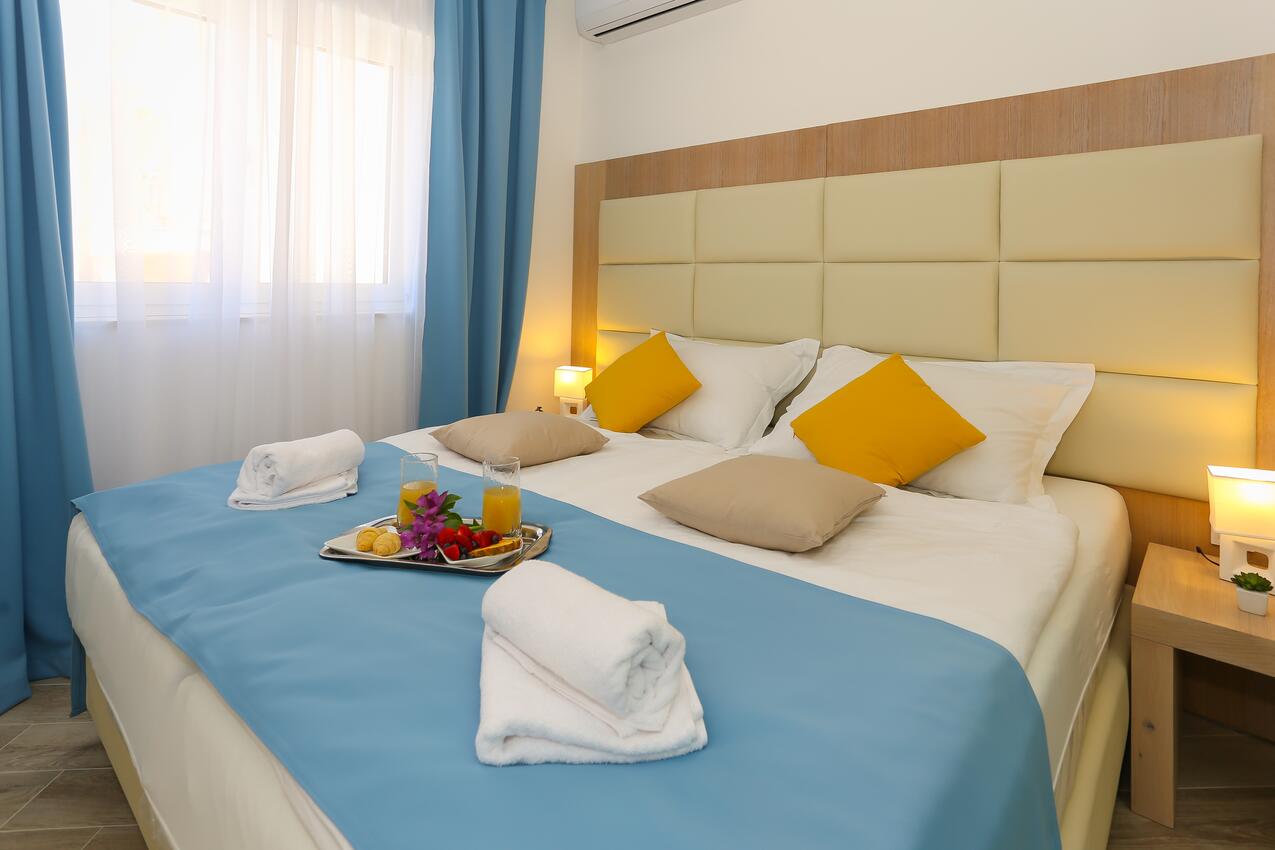 Apartamentos con piscina adecuados para familias con niños Zaboric, Sibenik - 20728