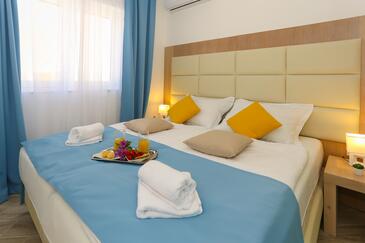 Lejligheder med pool egnet til familier med børn Zaboric, Sibenik - 20728