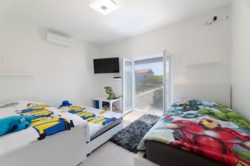 Apartmanok családok részére medencével Vrsi - Mulo, Zadar - 20732