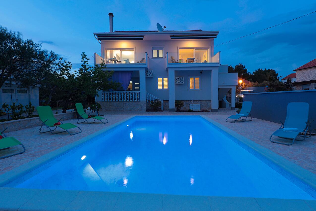 Apartmanok családok részére medencével Vrsi - Mulo, Zadar - 20732