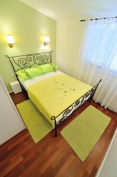 Apartments with parking space Omiš - 20787