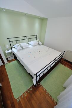 Apartments with parking space Omiš - 20787