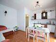 Lopar, Salle à manger dans l’hébergement en type apartment, animaux acceptés et WiFi.