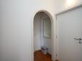 Lopar, Couloir dans l’hébergement en type apartment, animaux acceptés et WiFi.