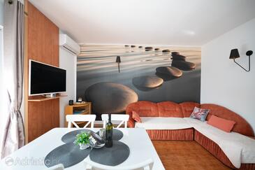 Lopar, Salon dans l’hébergement en type apartment, climatisation disponible, animaux acceptés et WiFi.