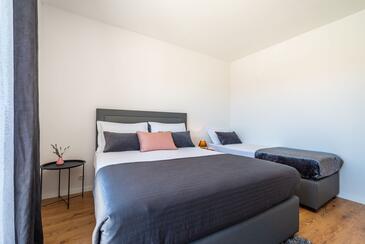 Apartmaji z bazenom za družine z otroci Sveti Filip i Jakov, Biograd - 20861