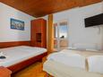 Tučepi, Bedroom in the apartment, air condition available, (pet friendly) and WiFi.