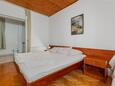 Tučepi, Bedroom in the apartment, air condition available, (pet friendly) and WiFi.