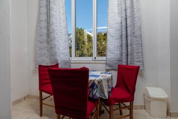 Tučepi, Salle à manger dans l’hébergement en type apartment, animaux acceptés et WiFi.