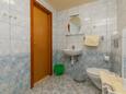 Tučepi, Bathroom in the apartment, (pet friendly) and WiFi.