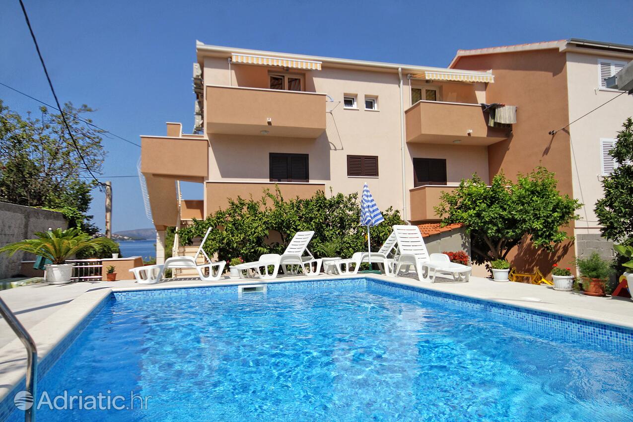 Ferienwohnungen mit Pool für Familien Okrug Gornji, Ciovo - 2098