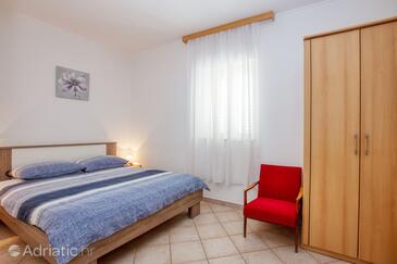 Apartmanok parkolóhellyel Pirovac, Sibenik - 21008