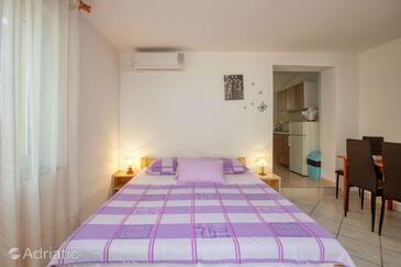 Appartamenti con parcheggio Slosella - Pirovac, Sebenico - Šibenik - 21008