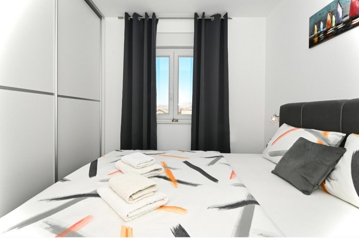 Appartamenti con parcheggio Kastel Novi, Castelli - Kaštela - 21103