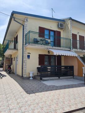 Apartment with terrace Pirovac, North Dalmatia
