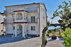 Leiligheter med parkering Banjol, Rab - 21159