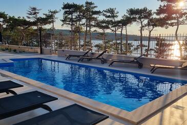 Apartmaji z bazenom za družine z otroci Šilo, Krk - 21242 Adriatic.hr