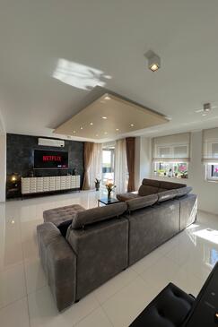 Ferienwohnungen mit Pool für Familien Liznjan, Medulin - 21266