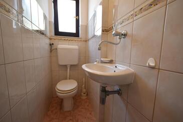 Apartments with terrace Njivice, Kvarner