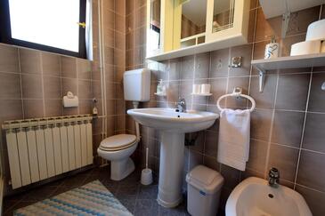 Apartments with terrace Njivice, Kvarner