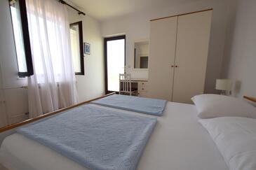 Apartments with terrace Njivice, Kvarner