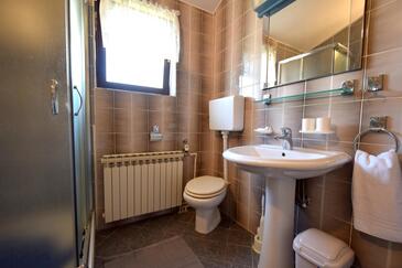 Apartments with terrace Njivice, Kvarner