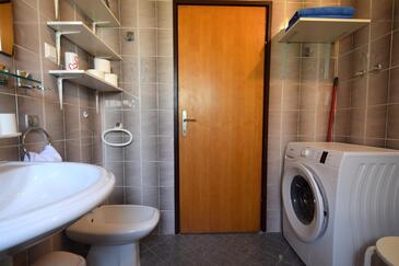 Apartments with terrace Njivice, Kvarner