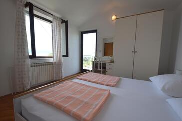 Apartments with terrace Njivice, Kvarner