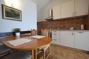 Apartments with terrace Njivice, Kvarner