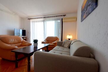 Apartments with terrace Njivice, Kvarner