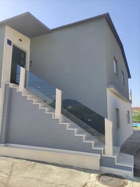 Solin, Split, Overnatting 21376 - Feriehus med en rullesteinstrand.